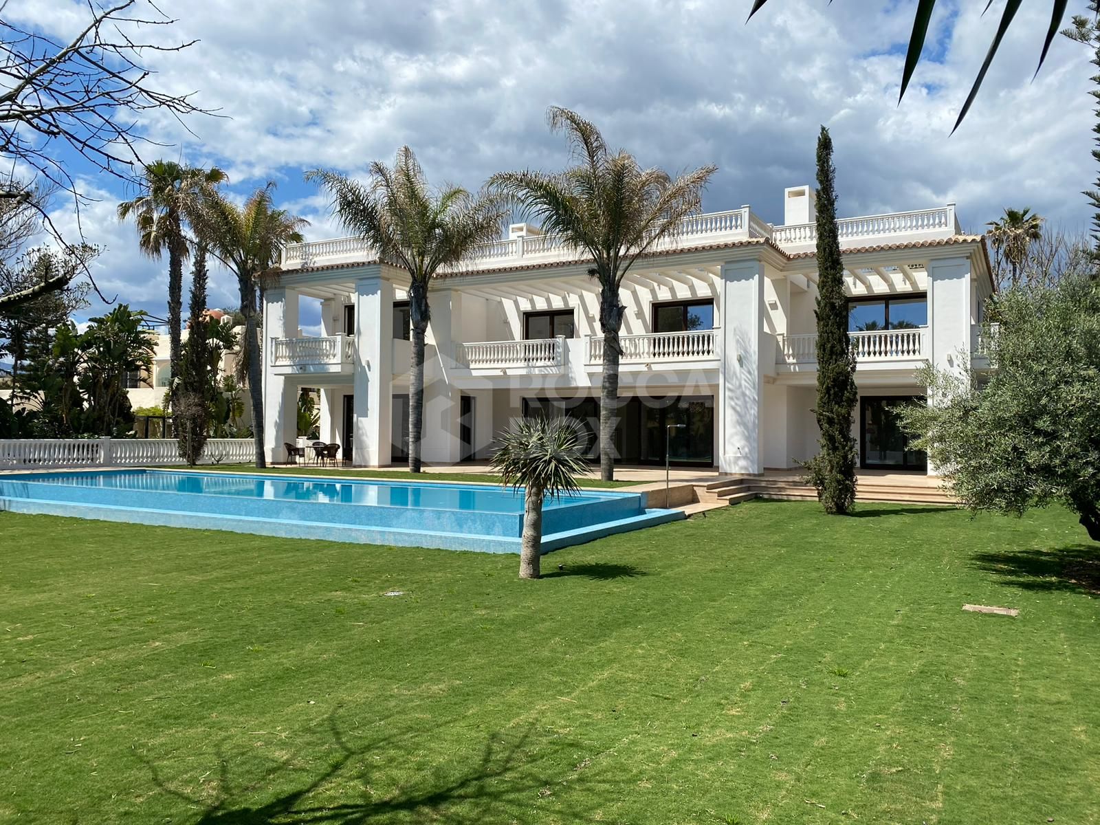 Exquisite Beachside Villa with Panoramic Sea Views in New Golden Mile