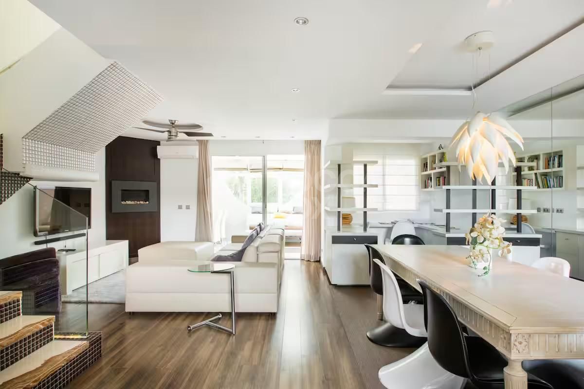 Luxury 5-Bedroom Townhouse with Rooftop Jacuzzi — Walk to Puerto Banús