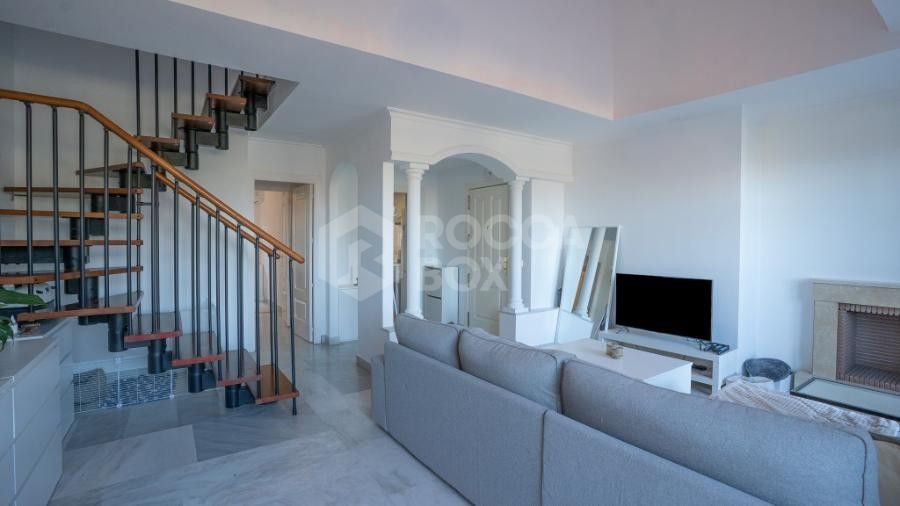 Bright apartment Duplex with Sea and Mountain Views in Puerto Banus
