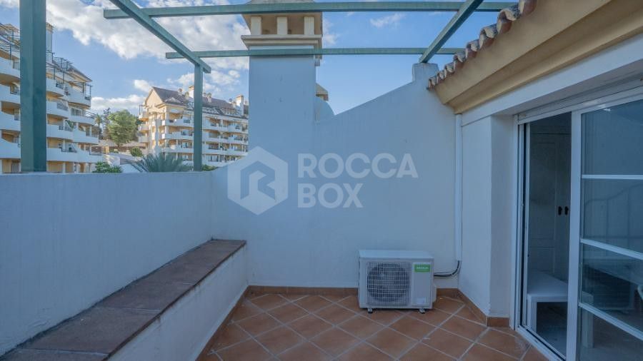 Bright apartment Duplex with Sea and Mountain Views in Puerto Banus