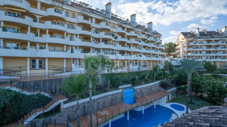 Bright apartment Duplex with Sea and Mountain Views in Puerto Banus