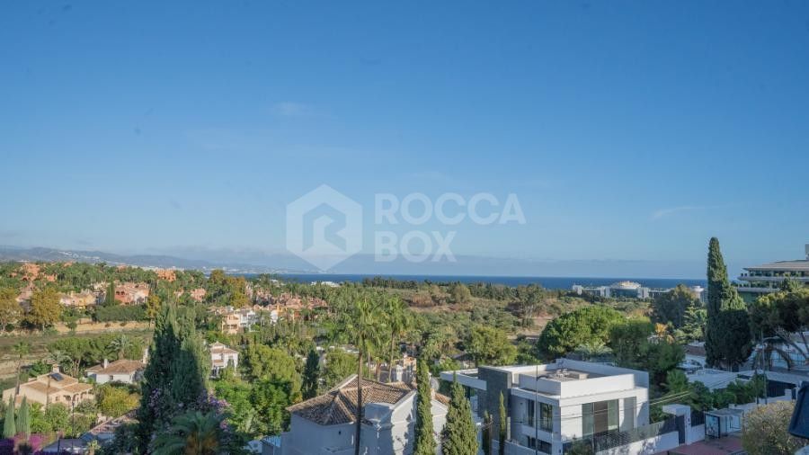 Bright apartment Duplex with Sea and Mountain Views in Puerto Banus