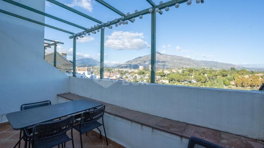Bright apartment Duplex with Sea and Mountain Views in Puerto Banus