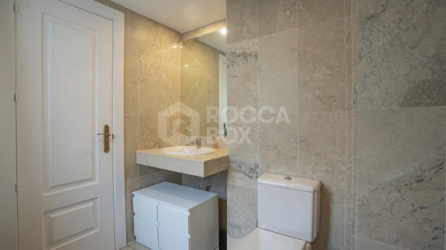 Bright apartment Duplex with Sea and Mountain Views in Puerto Banus