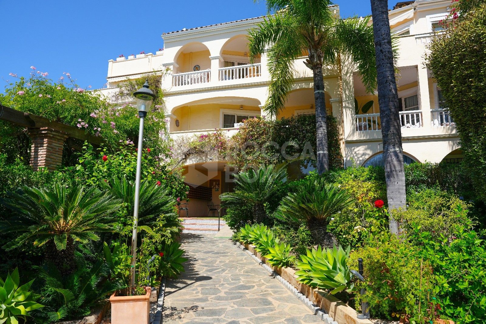 Bright 2 bedroom apartment with terrace in El Paraíso, Estepona