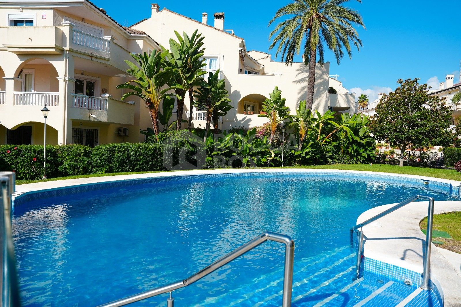 Bright 2 bedroom apartment with terrace in El Paraíso, Estepona