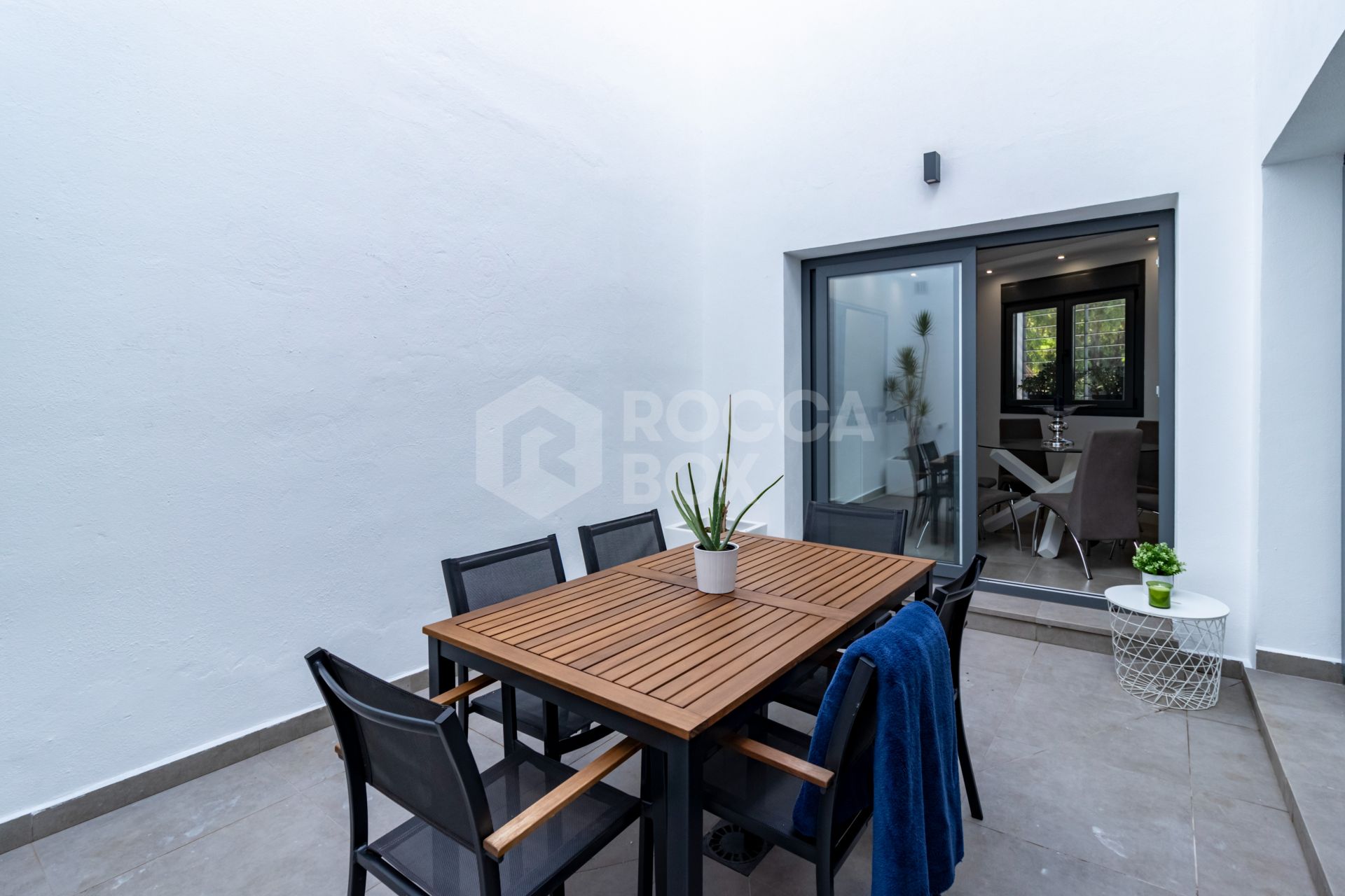 Elegant Family House with Rooftop Pool and Spacious Terrace - Peaceful Living Close to the Town Center