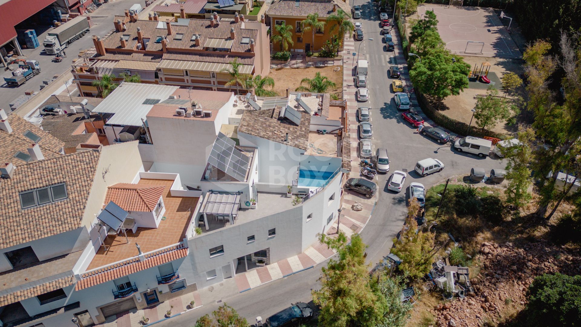 Elegant Family House with Rooftop Pool and Spacious Terrace - Peaceful Living Close to the Town Center