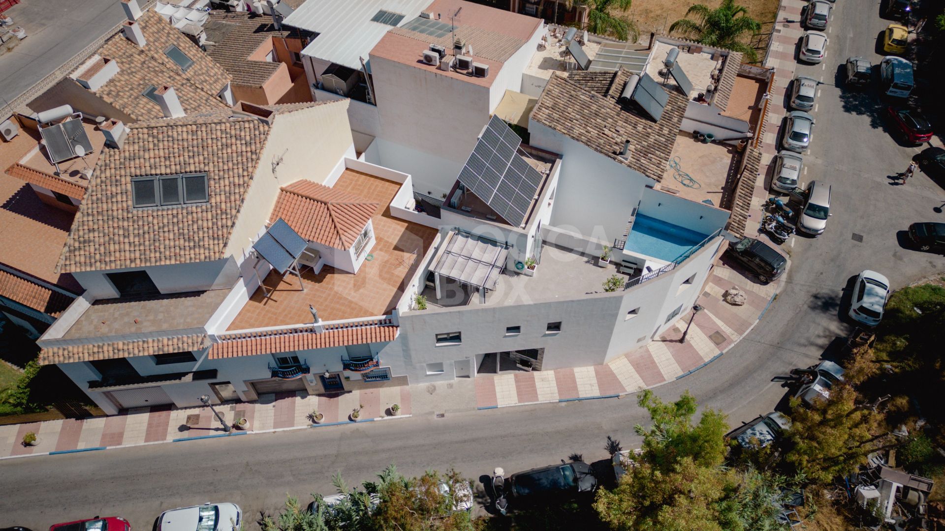 Elegant Family House with Rooftop Pool and Spacious Terrace - Peaceful Living Close to the Town Center