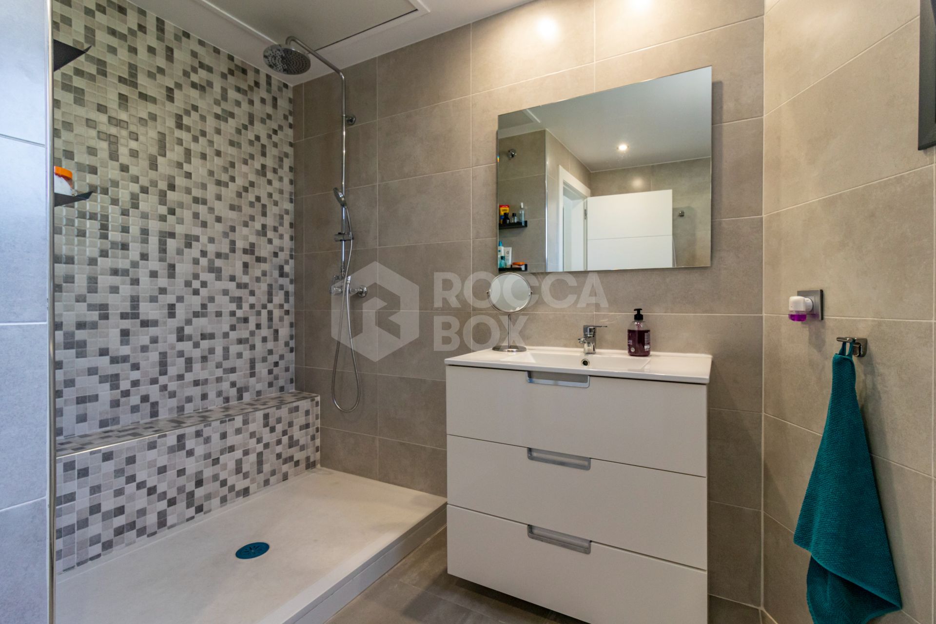 Elegant Family House with Rooftop Pool and Spacious Terrace - Peaceful Living Close to the Town Center