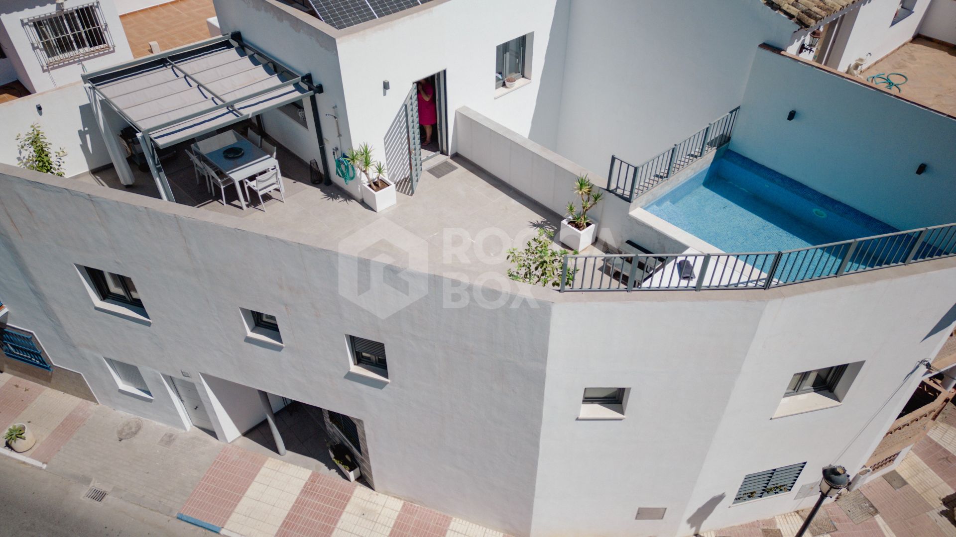 Elegant Family House with Rooftop Pool and Spacious Terrace - Peaceful Living Close to the Town Center