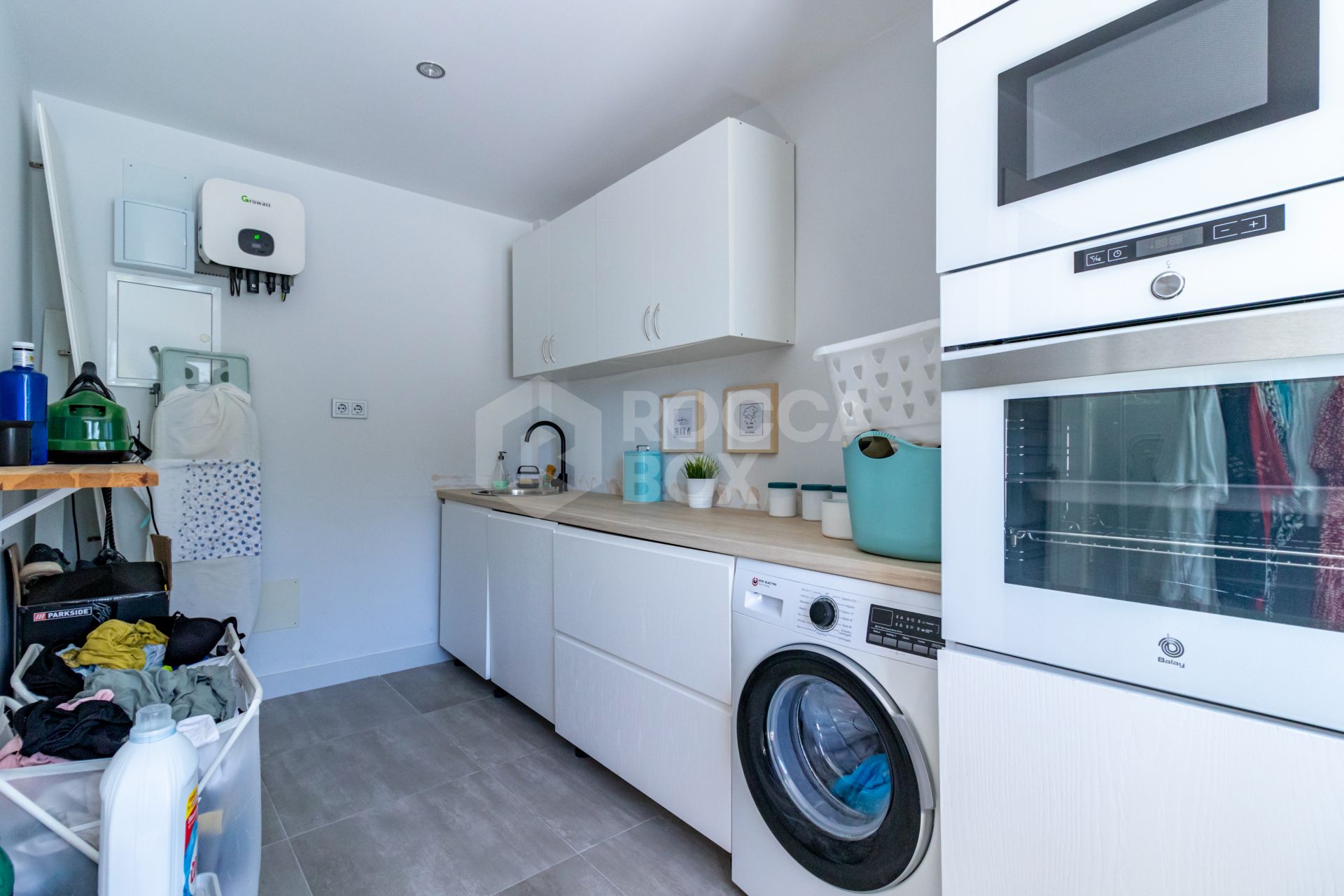 Elegant Family House with Rooftop Pool and Spacious Terrace - Peaceful Living Close to the Town Center