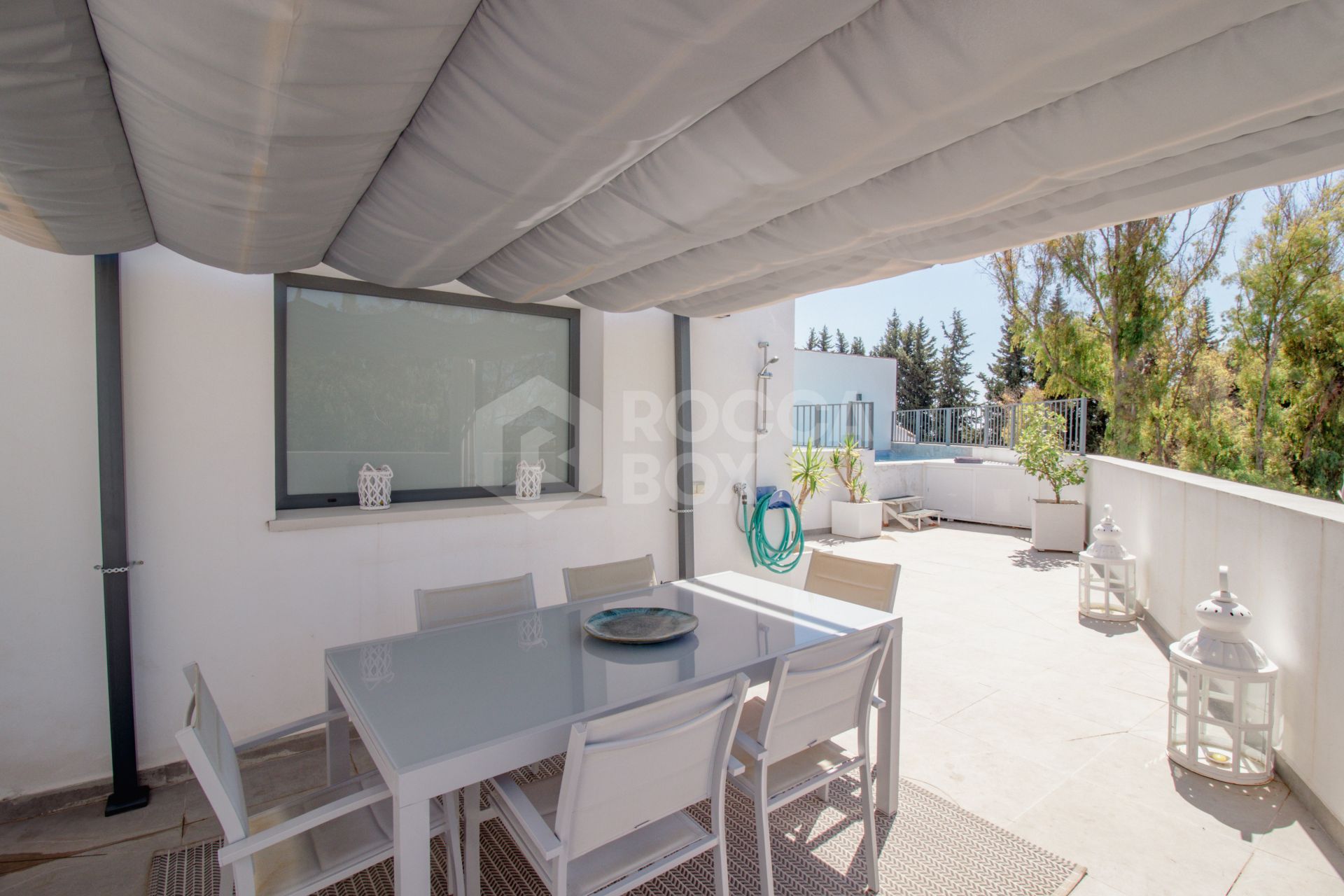 Elegant Family House with Rooftop Pool and Spacious Terrace - Peaceful Living Close to the Town Center