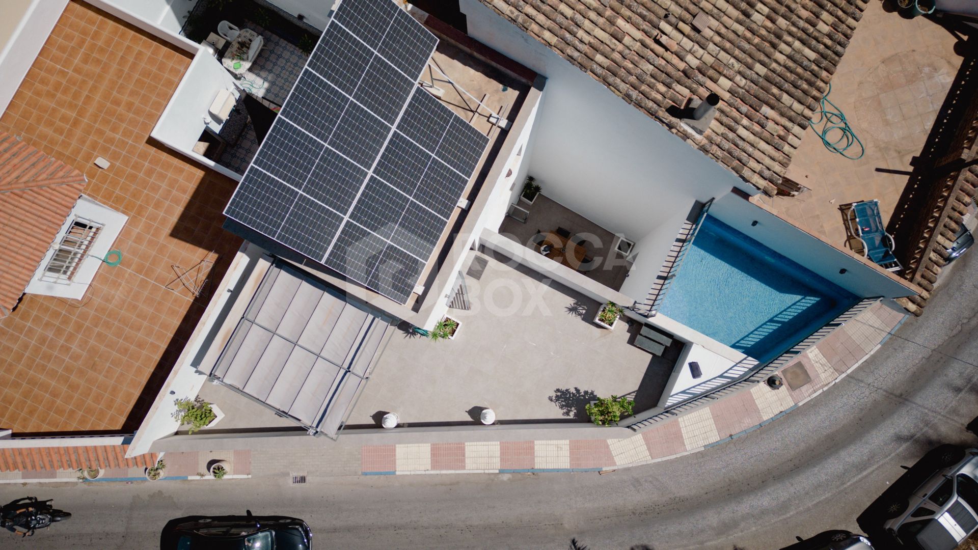 Elegant Family House with Rooftop Pool and Spacious Terrace - Peaceful Living Close to the Town Center