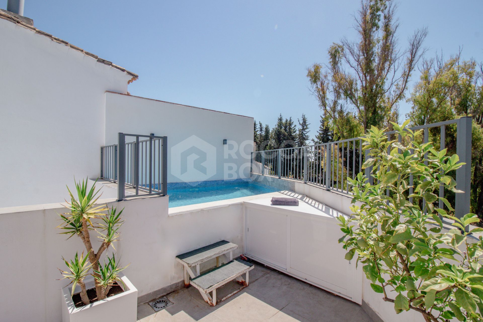 Elegant Family House with Rooftop Pool and Spacious Terrace - Peaceful Living Close to the Town Center