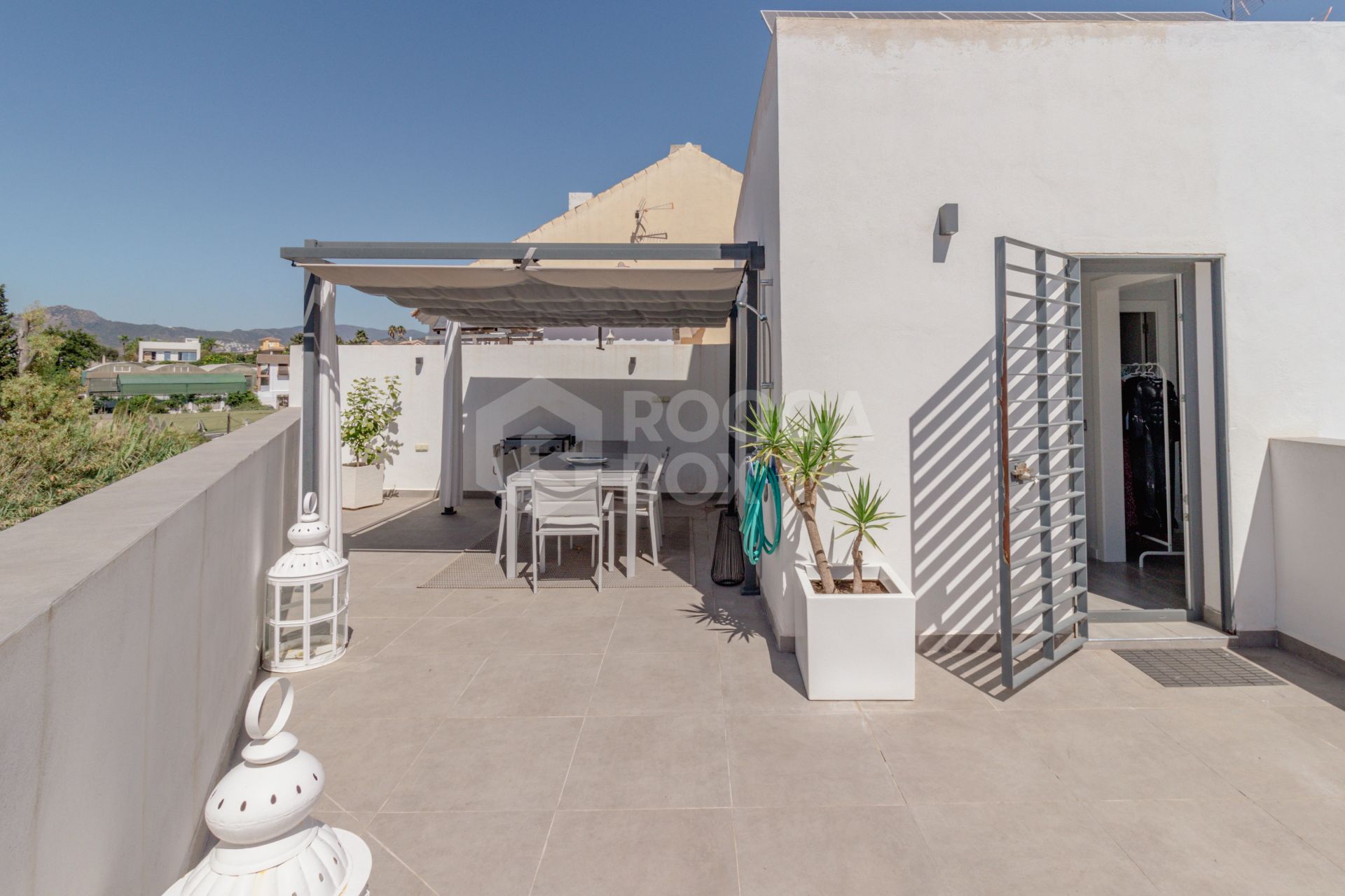 Elegant Family House with Rooftop Pool and Spacious Terrace - Peaceful Living Close to the Town Center