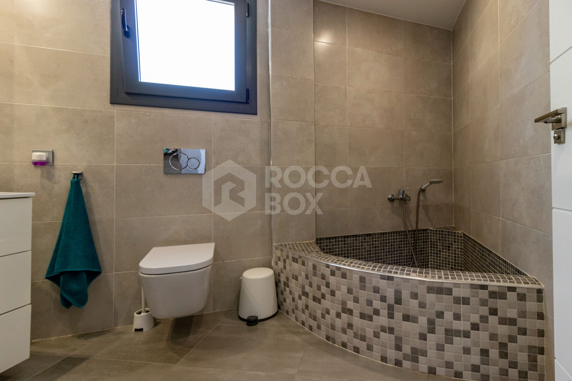 Elegant Family House with Rooftop Pool and Spacious Terrace - Peaceful Living Close to the Town Center