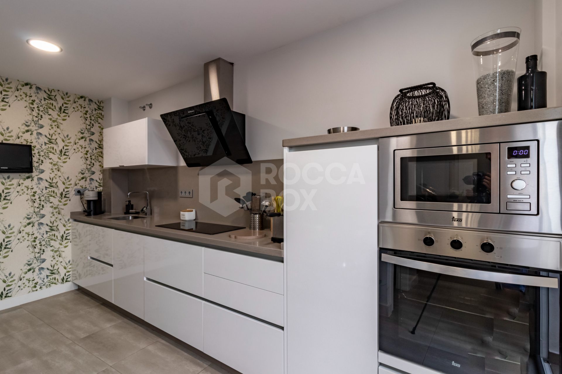 Elegant Family House with Rooftop Pool and Spacious Terrace - Peaceful Living Close to the Town Center