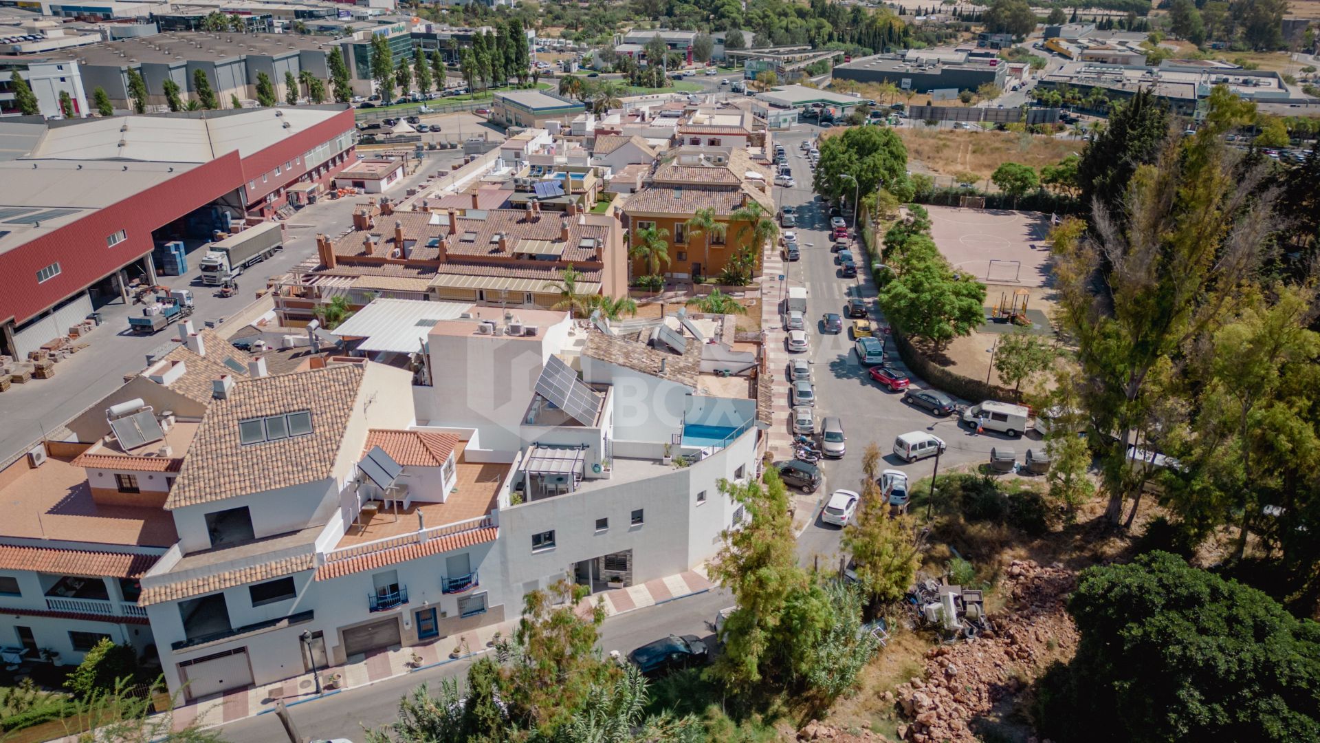 Elegant Family House with Rooftop Pool and Spacious Terrace - Peaceful Living Close to the Town Center