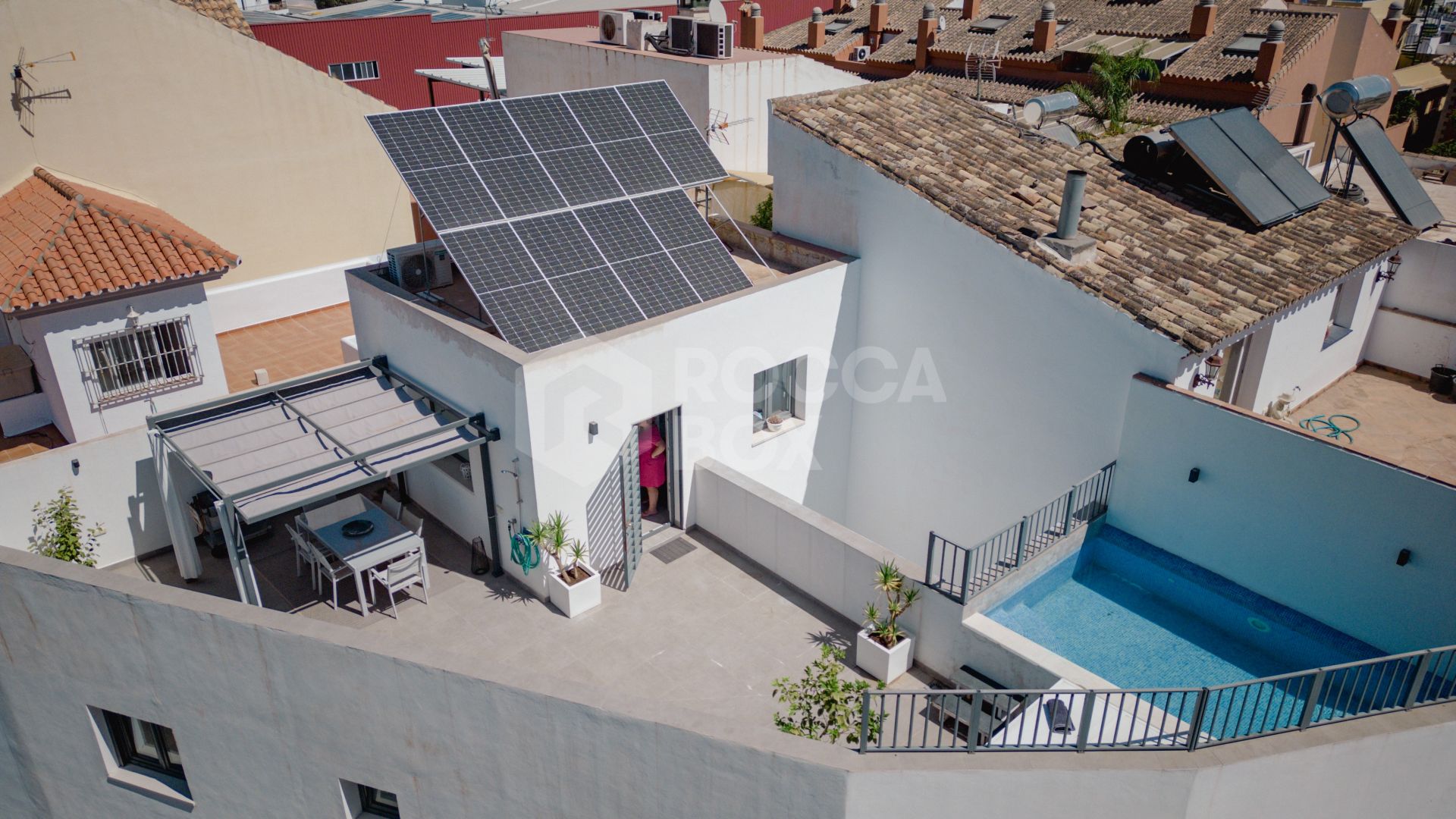 Elegant Family House with Rooftop Pool and Spacious Terrace - Peaceful Living Close to the Town Center