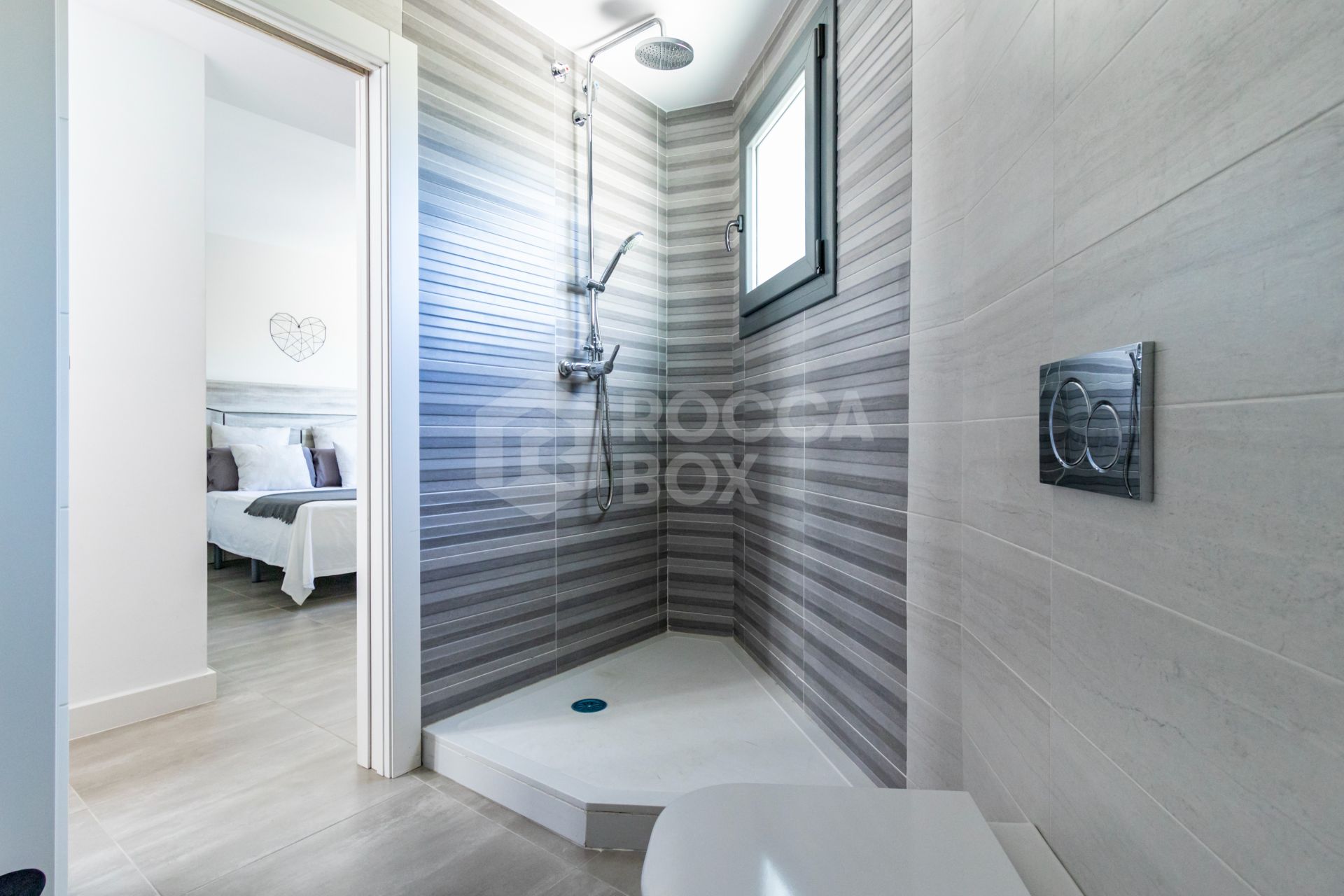 Elegant Family House with Rooftop Pool and Spacious Terrace - Peaceful Living Close to the Town Center