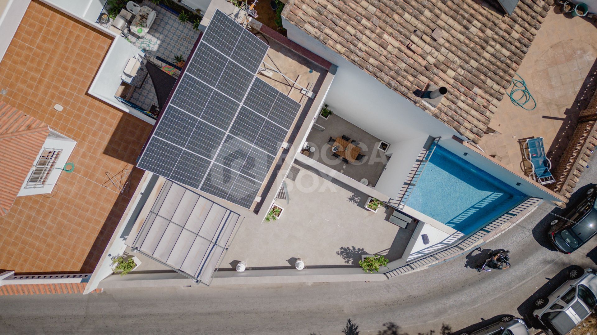 Elegant Family House with Rooftop Pool and Spacious Terrace - Peaceful Living Close to the Town Center