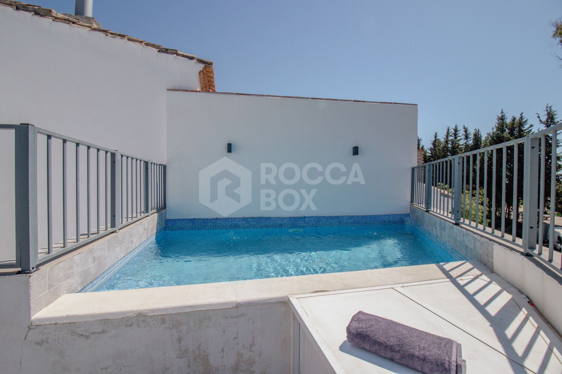 Elegant Family House with Rooftop Pool and Spacious Terrace - Peaceful Living Close to the Town Center