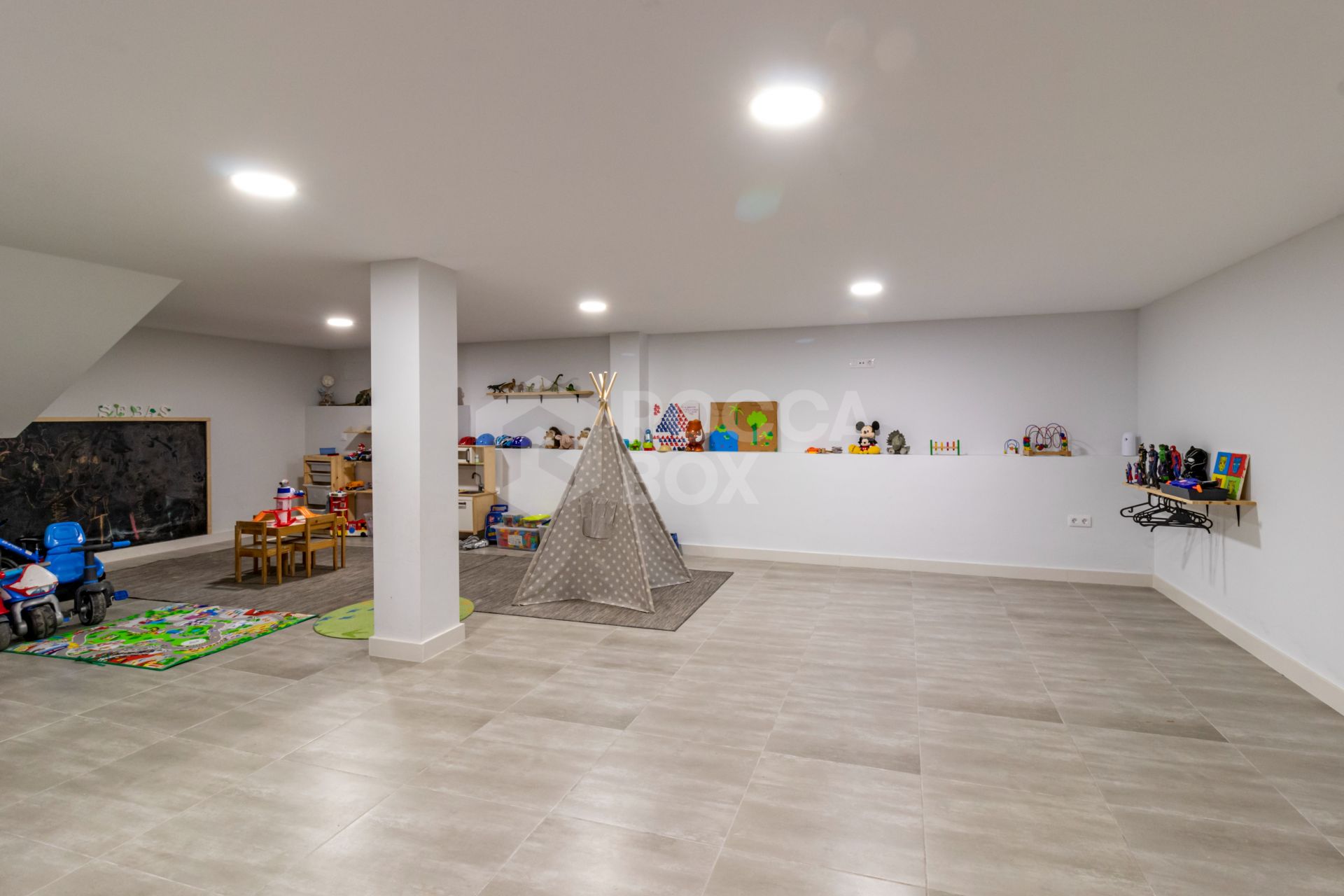 Elegant Family House with Rooftop Pool and Spacious Terrace - Peaceful Living Close to the Town Center