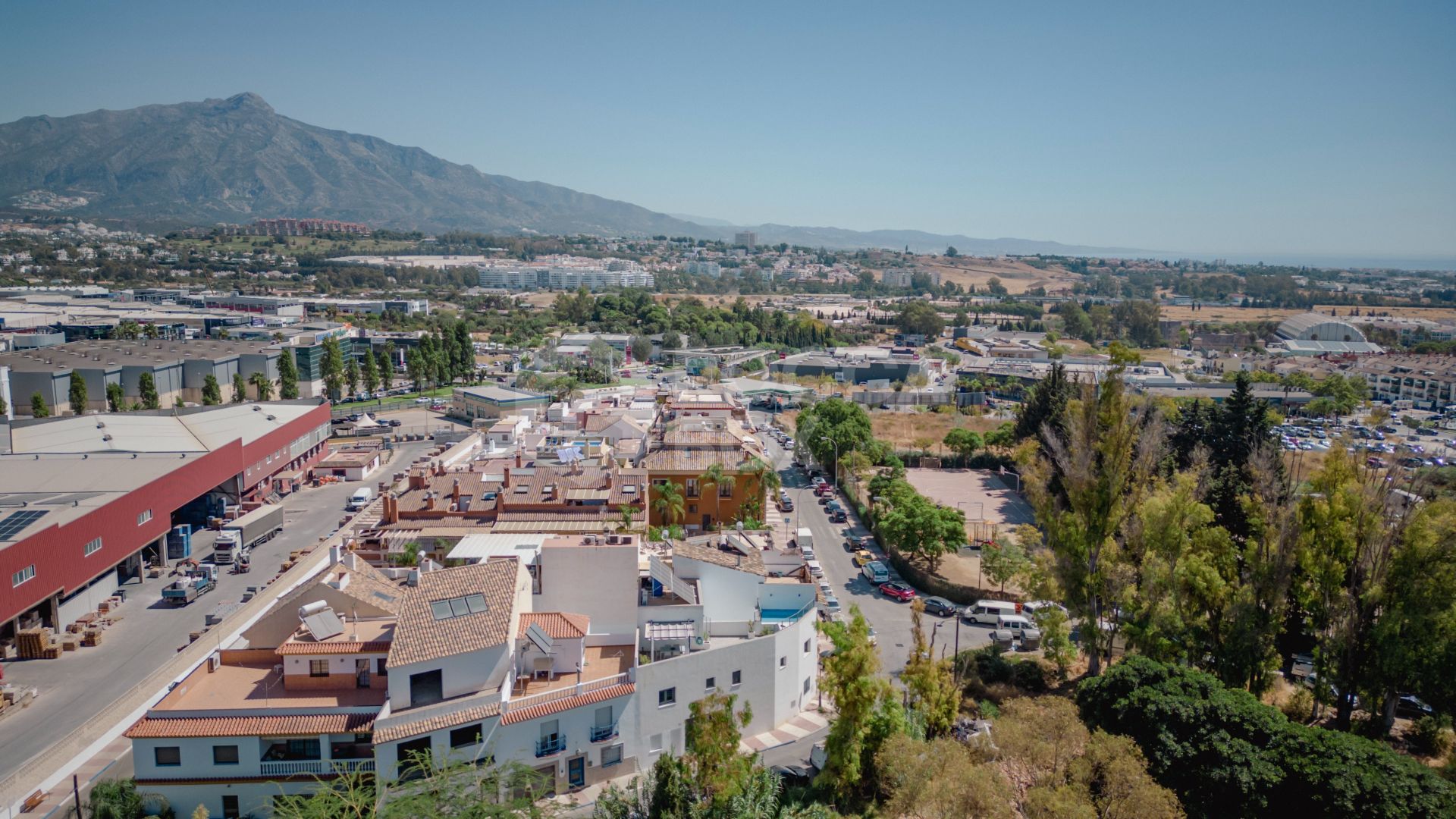 Elegant Family House with Rooftop Pool and Spacious Terrace - Peaceful Living Close to the Town Center
