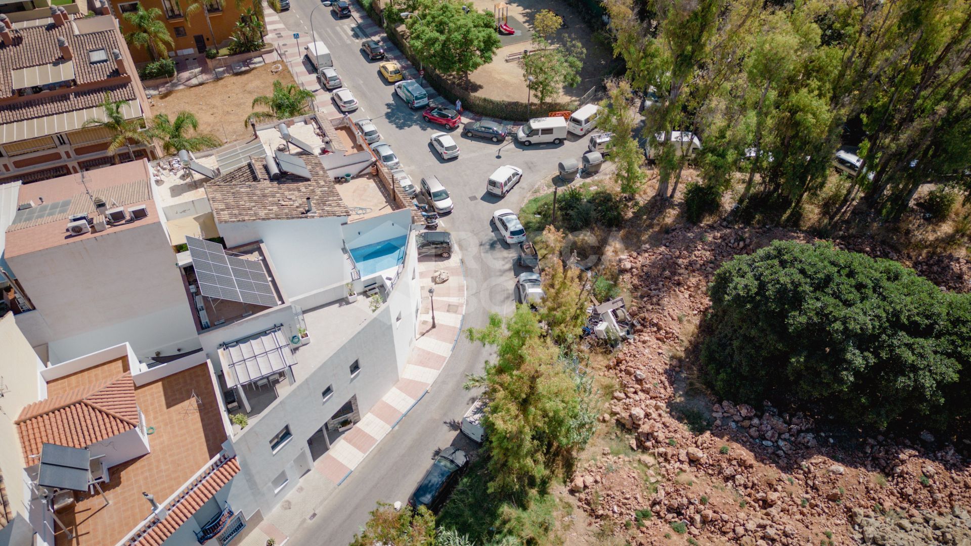 Elegant Family House with Rooftop Pool and Spacious Terrace - Peaceful Living Close to the Town Center