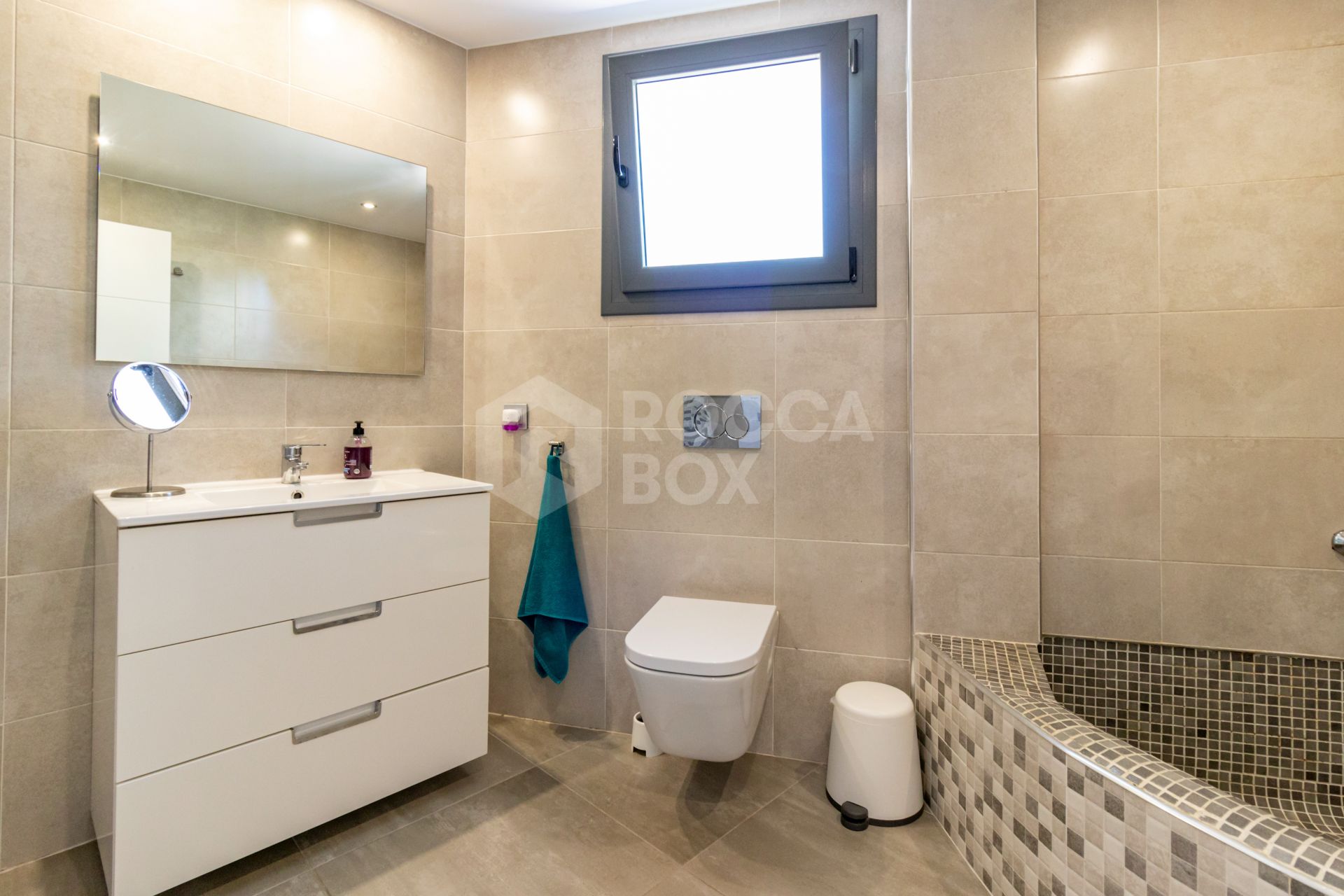 Elegant Family House with Rooftop Pool and Spacious Terrace - Peaceful Living Close to the Town Center