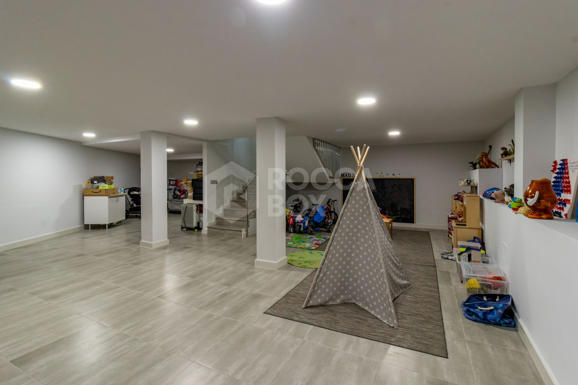 Elegant Family House with Rooftop Pool and Spacious Terrace - Peaceful Living Close to the Town Center