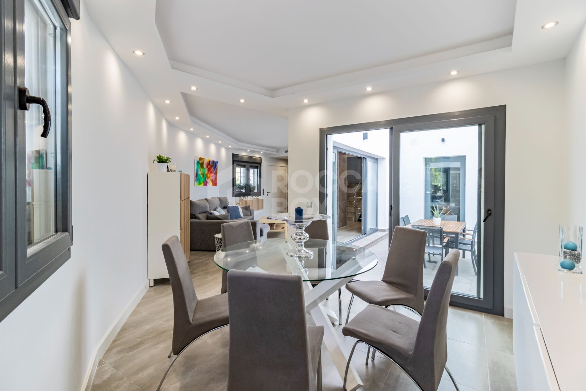 Elegant Family House with Rooftop Pool and Spacious Terrace - Peaceful Living Close to the Town Center