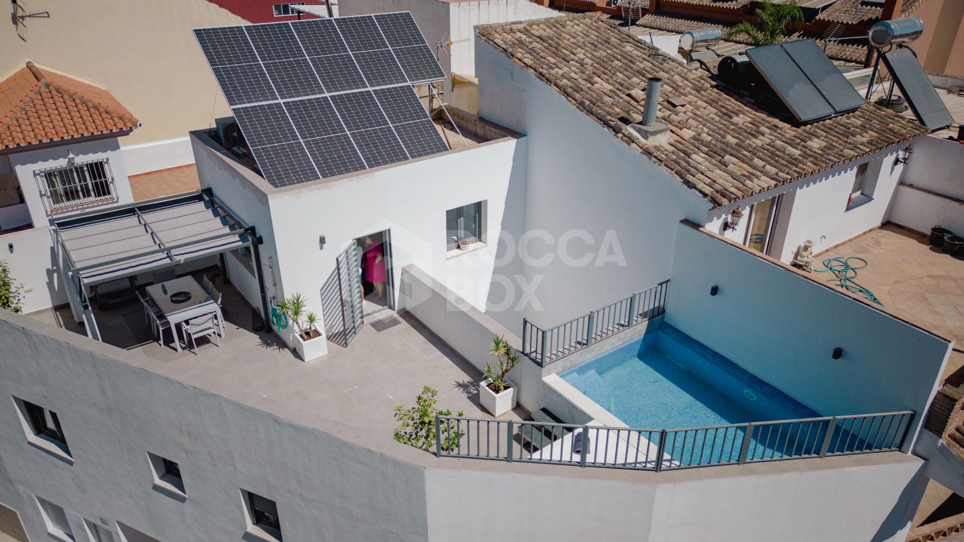 Elegant Family House with Rooftop Pool and Spacious Terrace - Peaceful Living Close to the Town Center