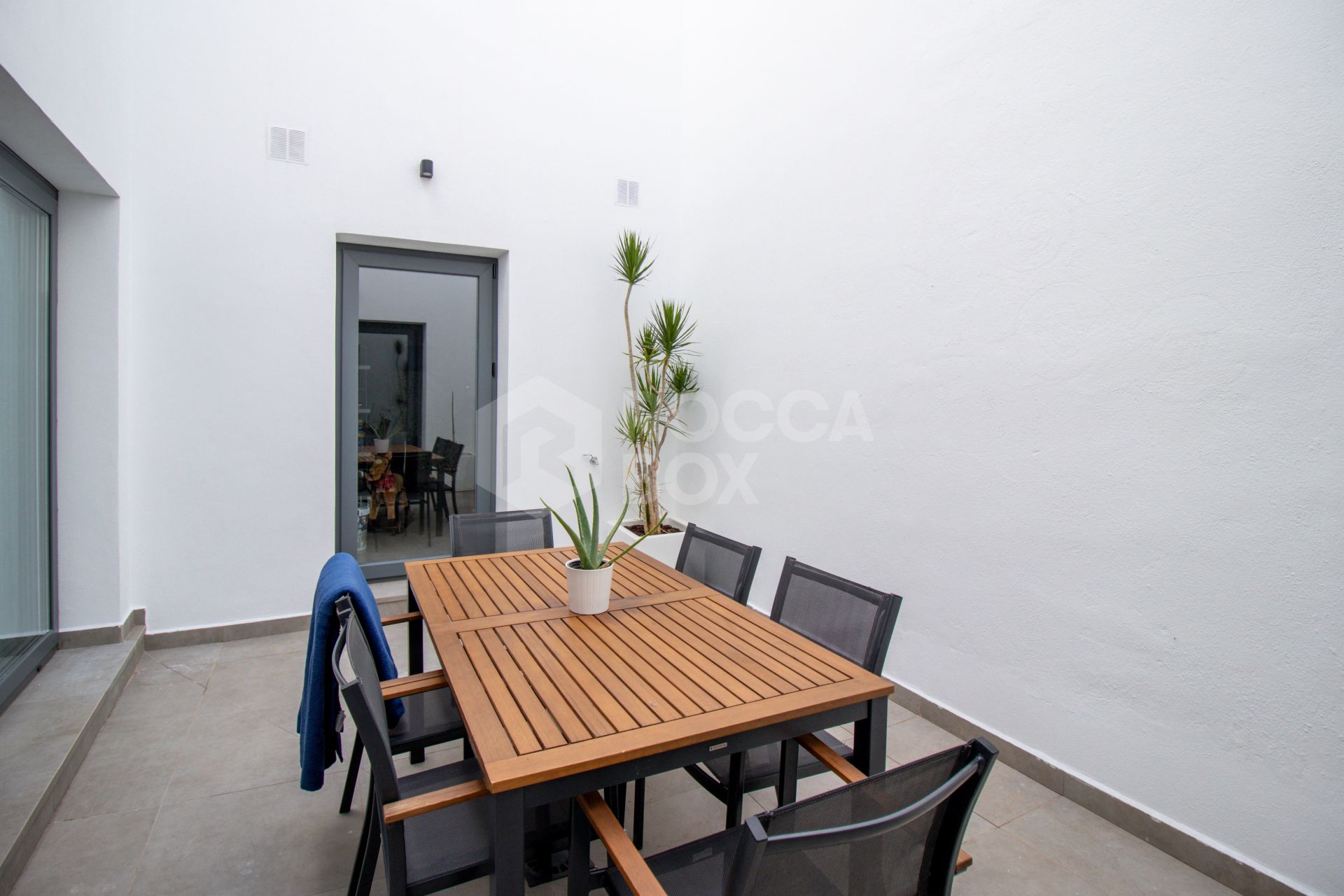 Elegant Family House with Rooftop Pool and Spacious Terrace - Peaceful Living Close to the Town Center