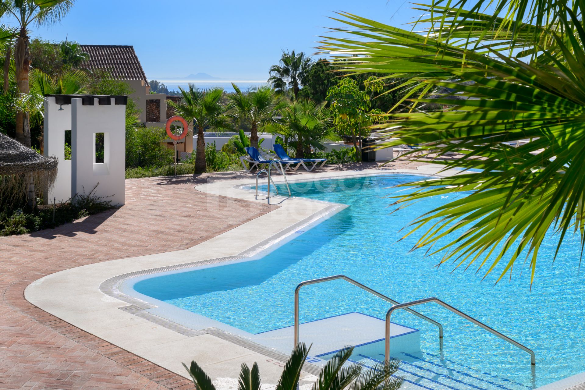 Elegant 2-Bedroom Apartment with Panoramic Views and Amenities