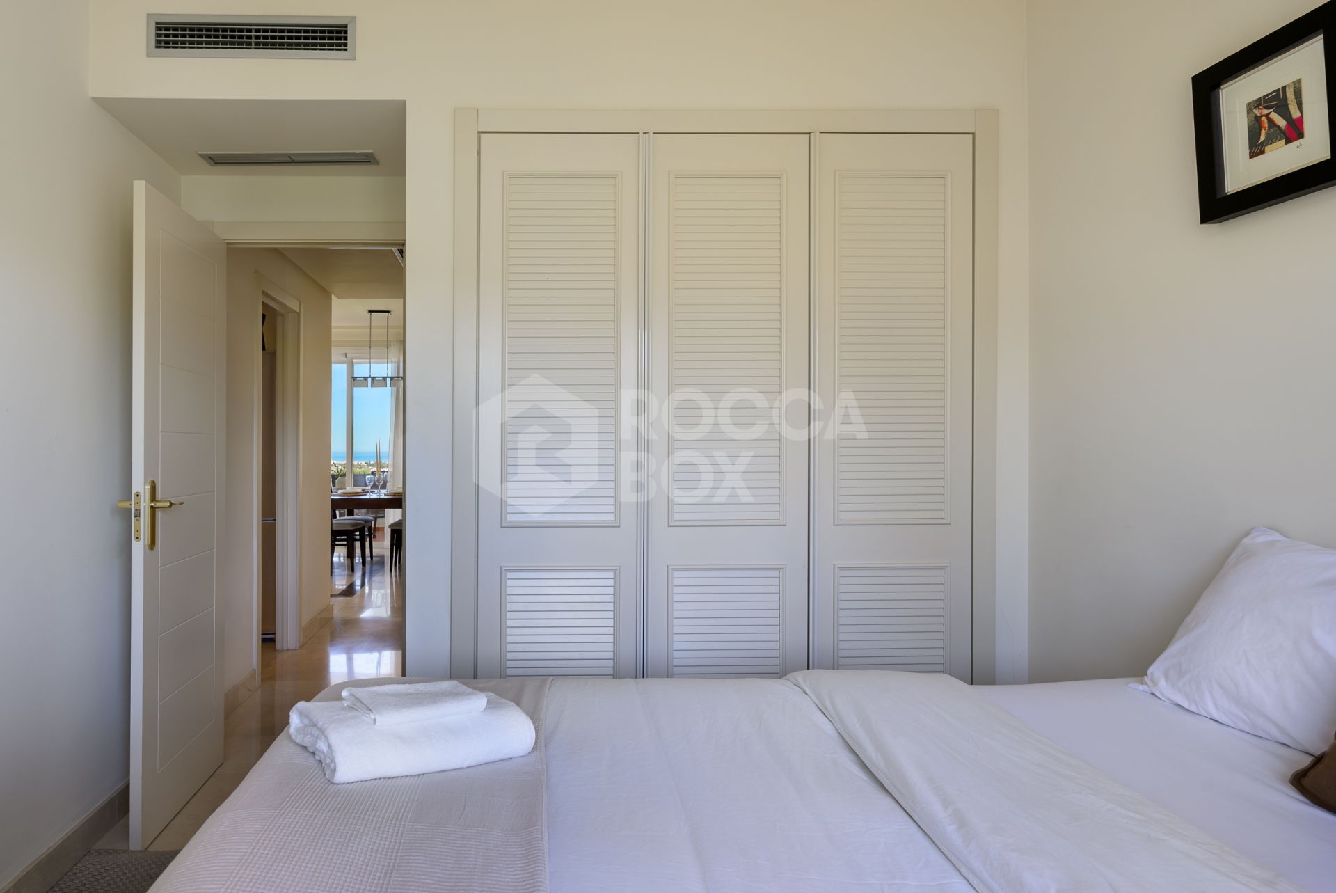 Elegant 2-Bedroom Apartment with Panoramic Views and Amenities