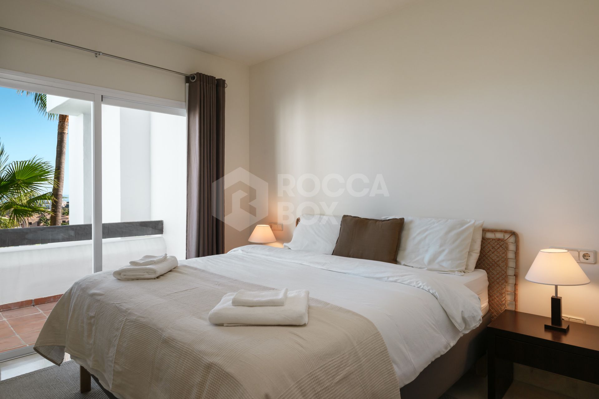 Elegant 2-Bedroom Apartment with Panoramic Views and Amenities