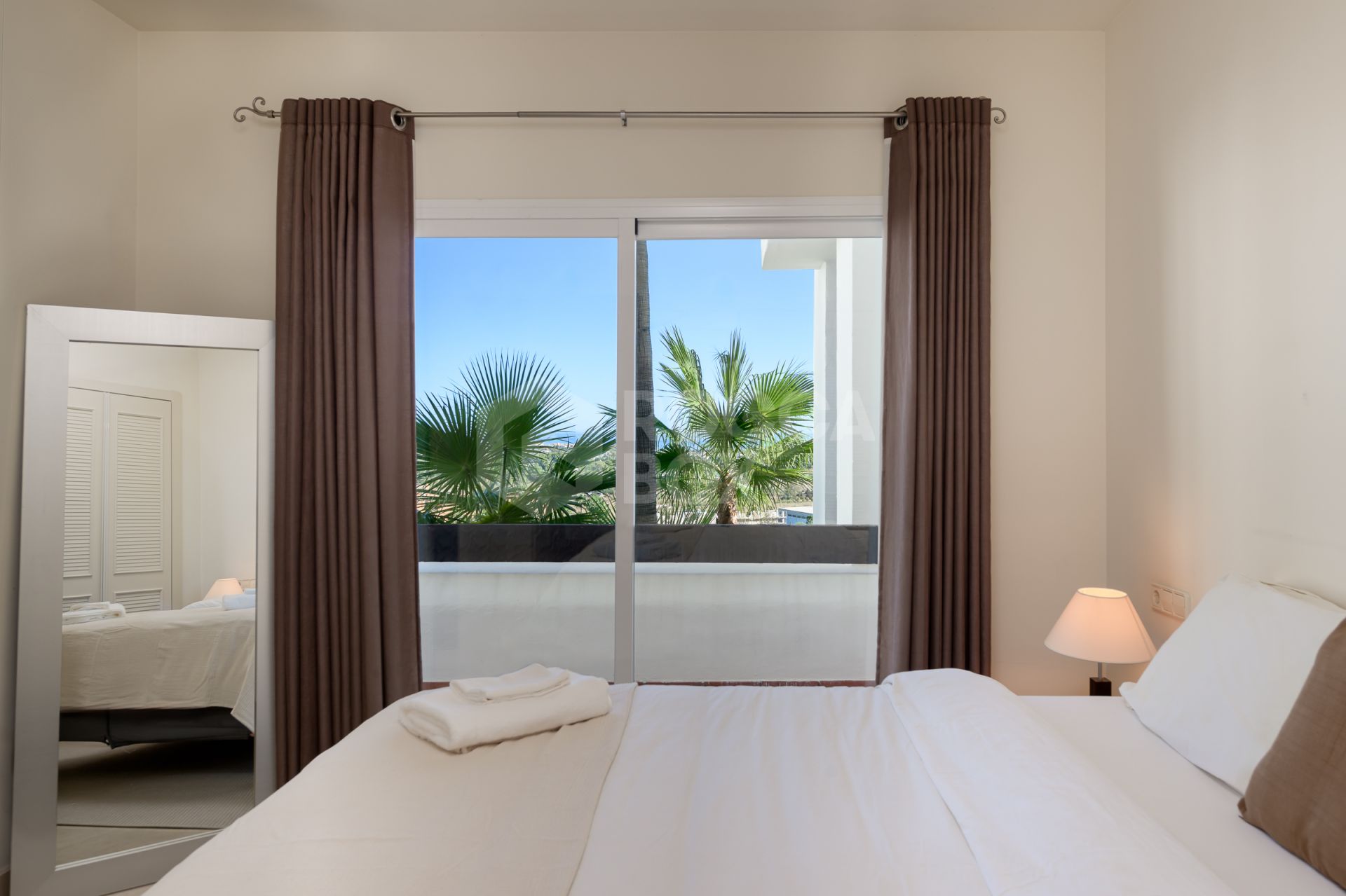 Elegant 2-Bedroom Apartment with Panoramic Views and Amenities