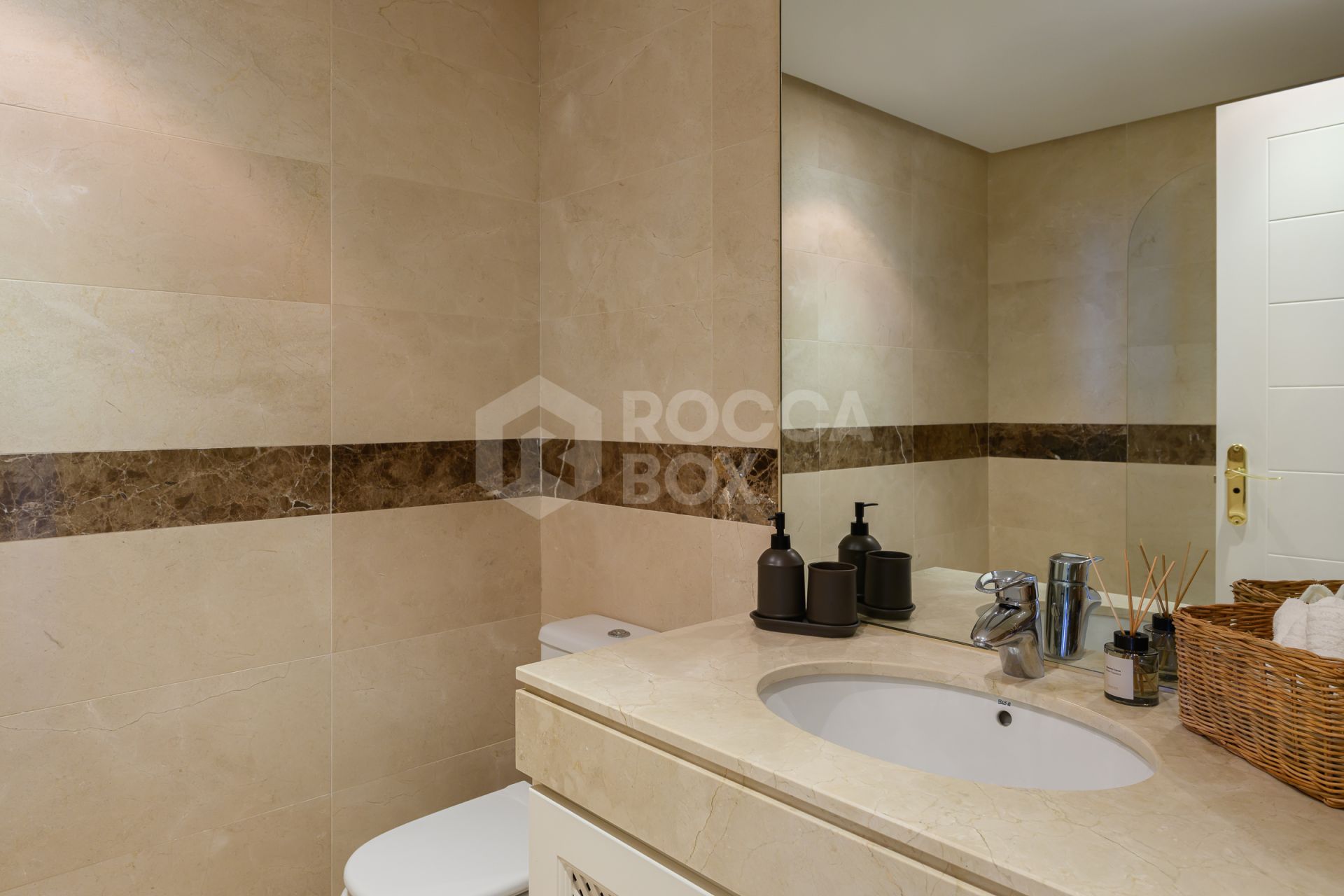 Elegant 2-Bedroom Apartment with Panoramic Views and Amenities