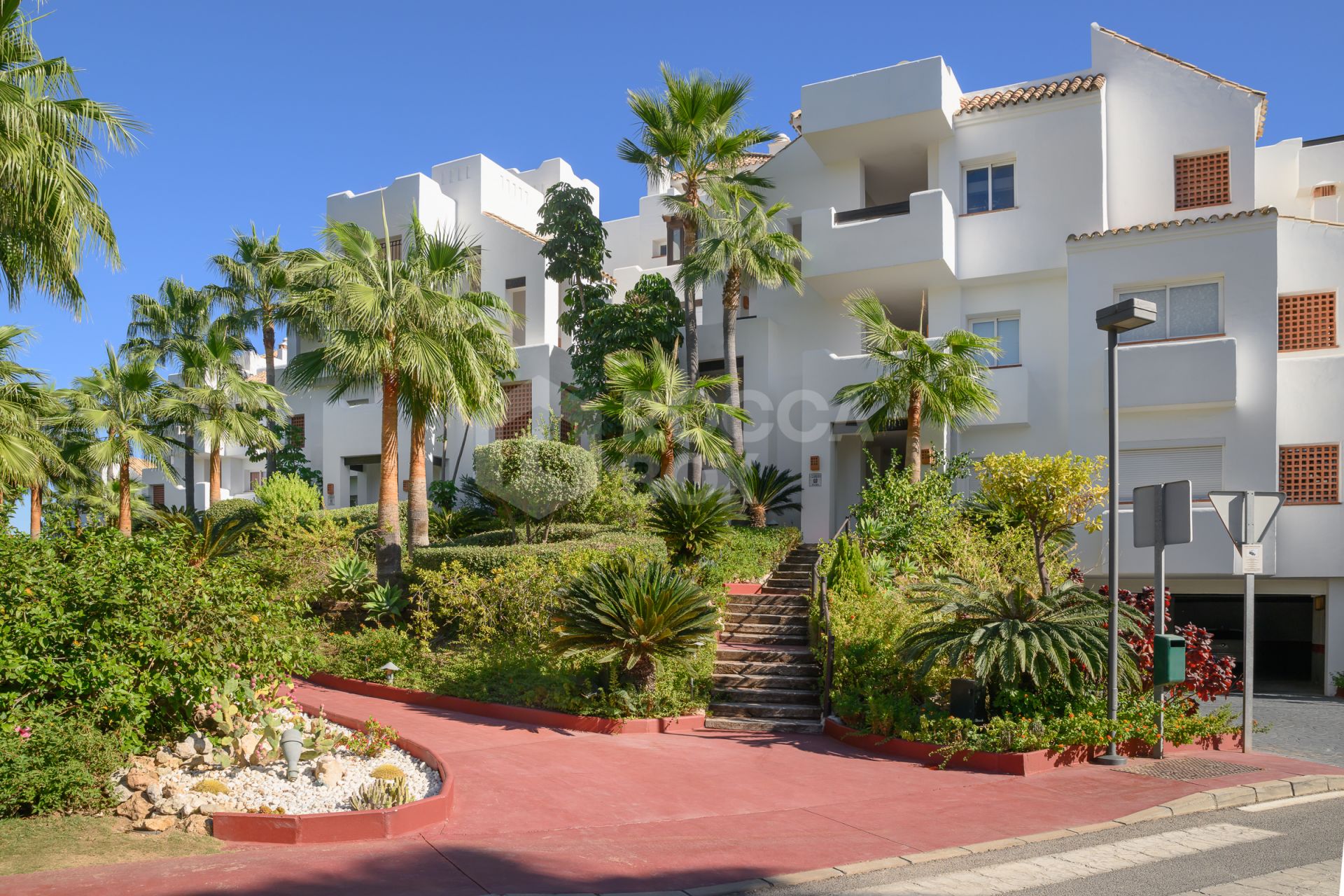 Elegant 2-Bedroom Apartment with Panoramic Views and Amenities