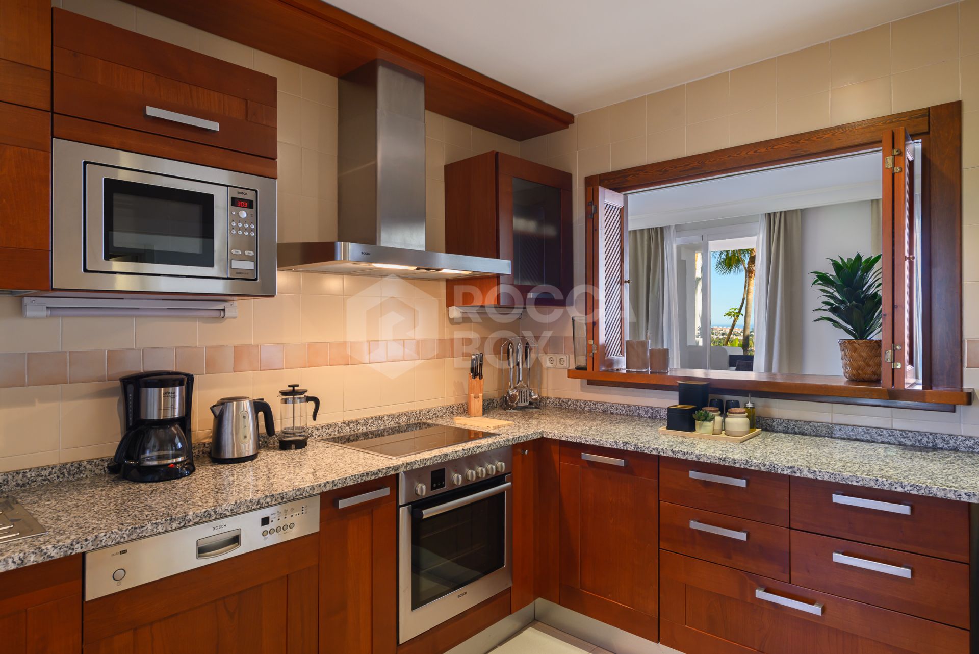 Elegant 2-Bedroom Apartment with Panoramic Views and Amenities