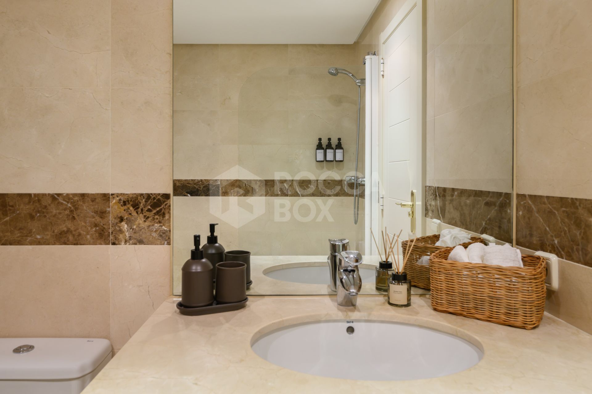 Elegant 2-Bedroom Apartment with Panoramic Views and Amenities