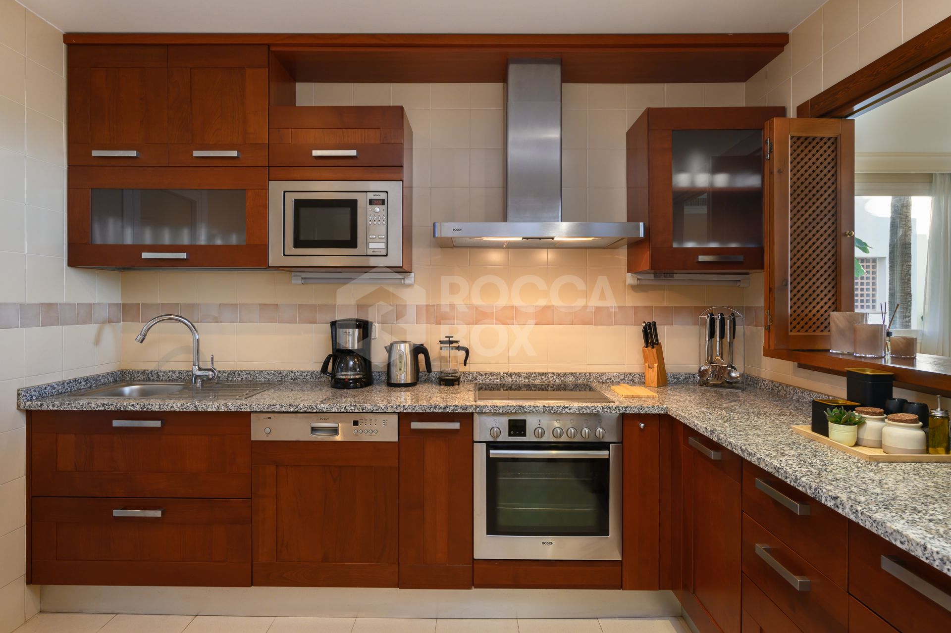 Elegant 2-Bedroom Apartment with Panoramic Views and Amenities