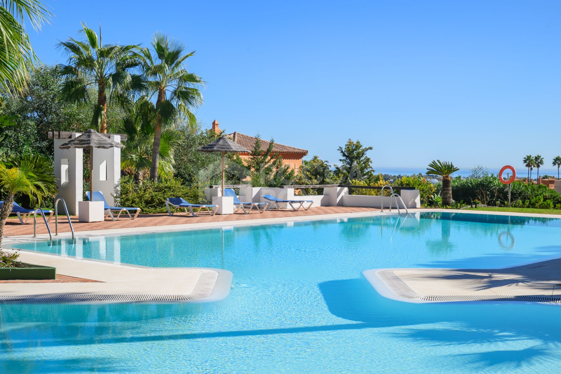 Elegant 2-Bedroom Apartment with Panoramic Views and Amenities