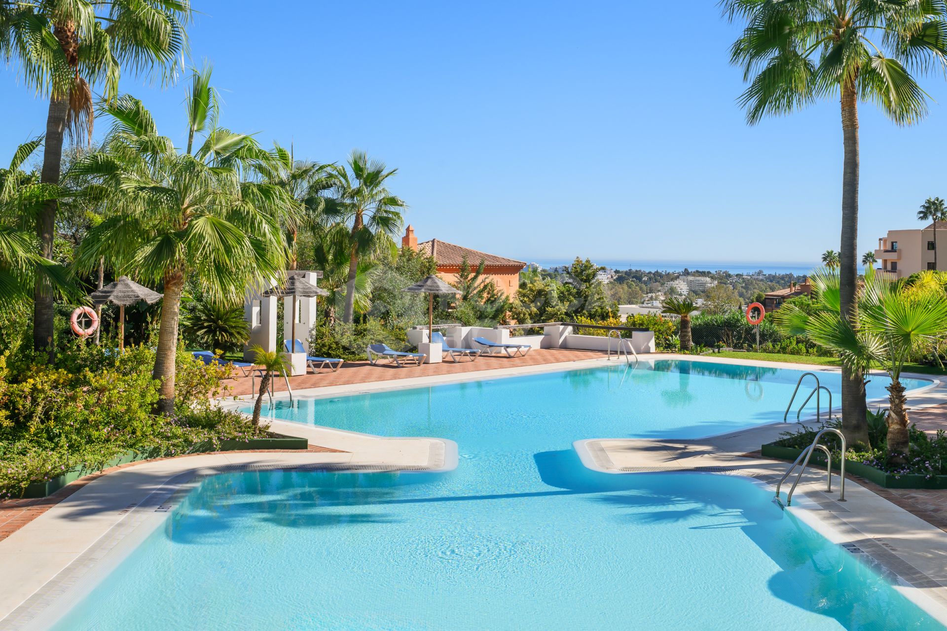 Elegant 2-Bedroom Apartment with Panoramic Views and Amenities