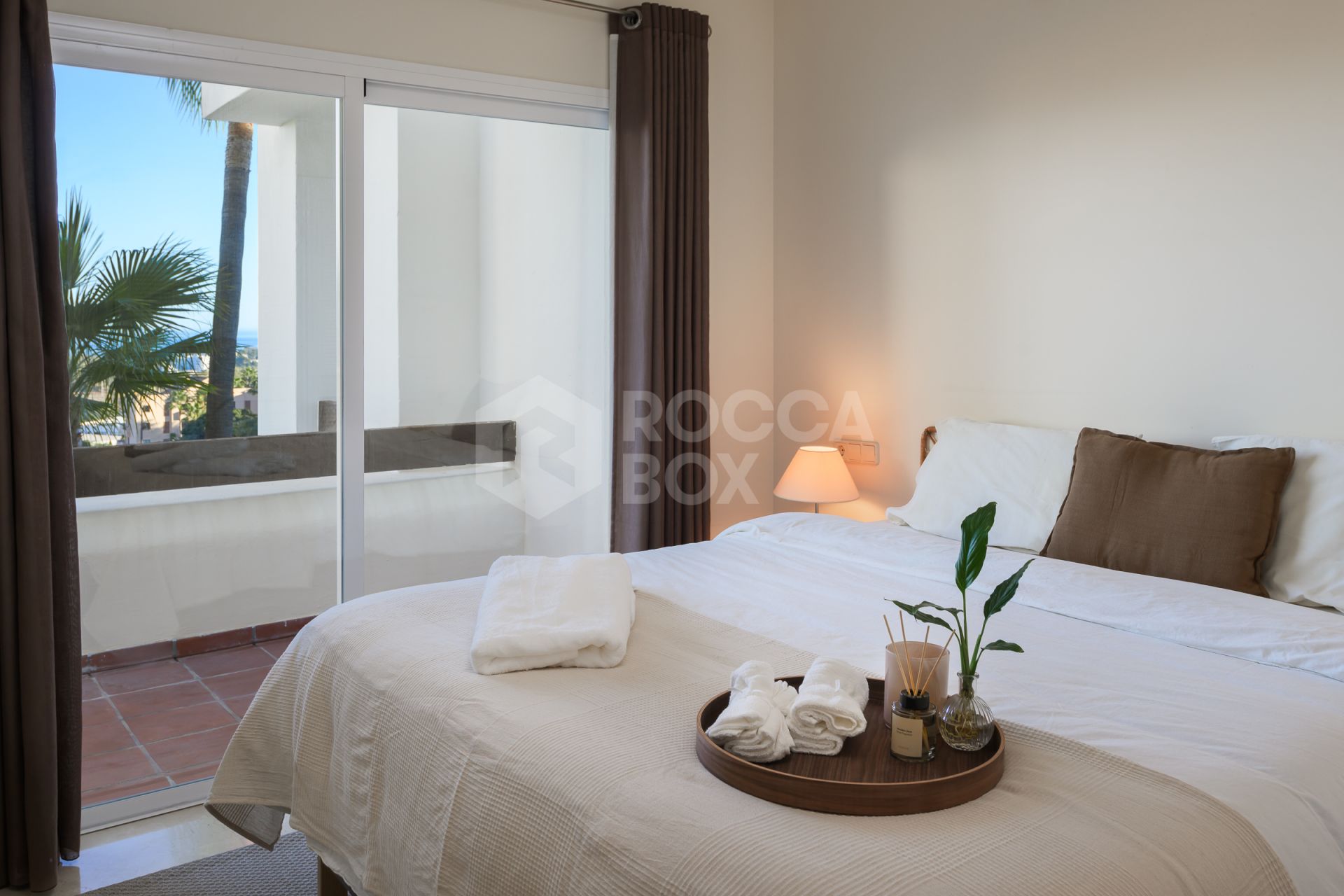 Elegant 2-Bedroom Apartment with Panoramic Views and Amenities