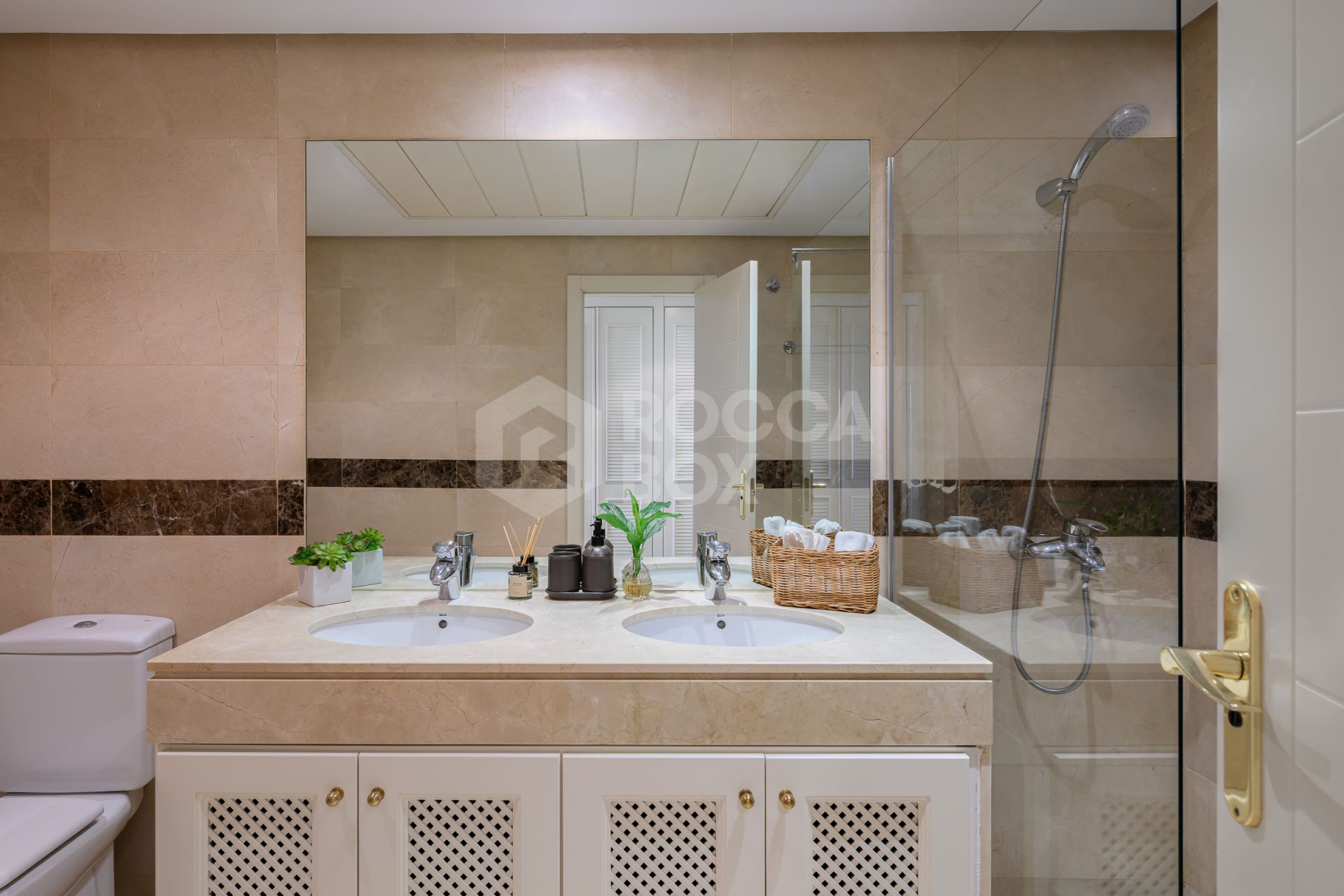 Elegant 2-Bedroom Apartment with Panoramic Views and Amenities