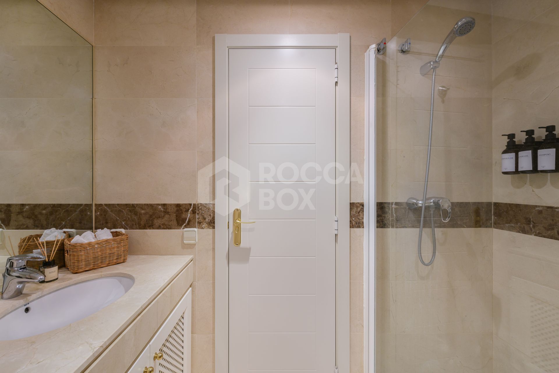 Elegant 2-Bedroom Apartment with Panoramic Views and Amenities