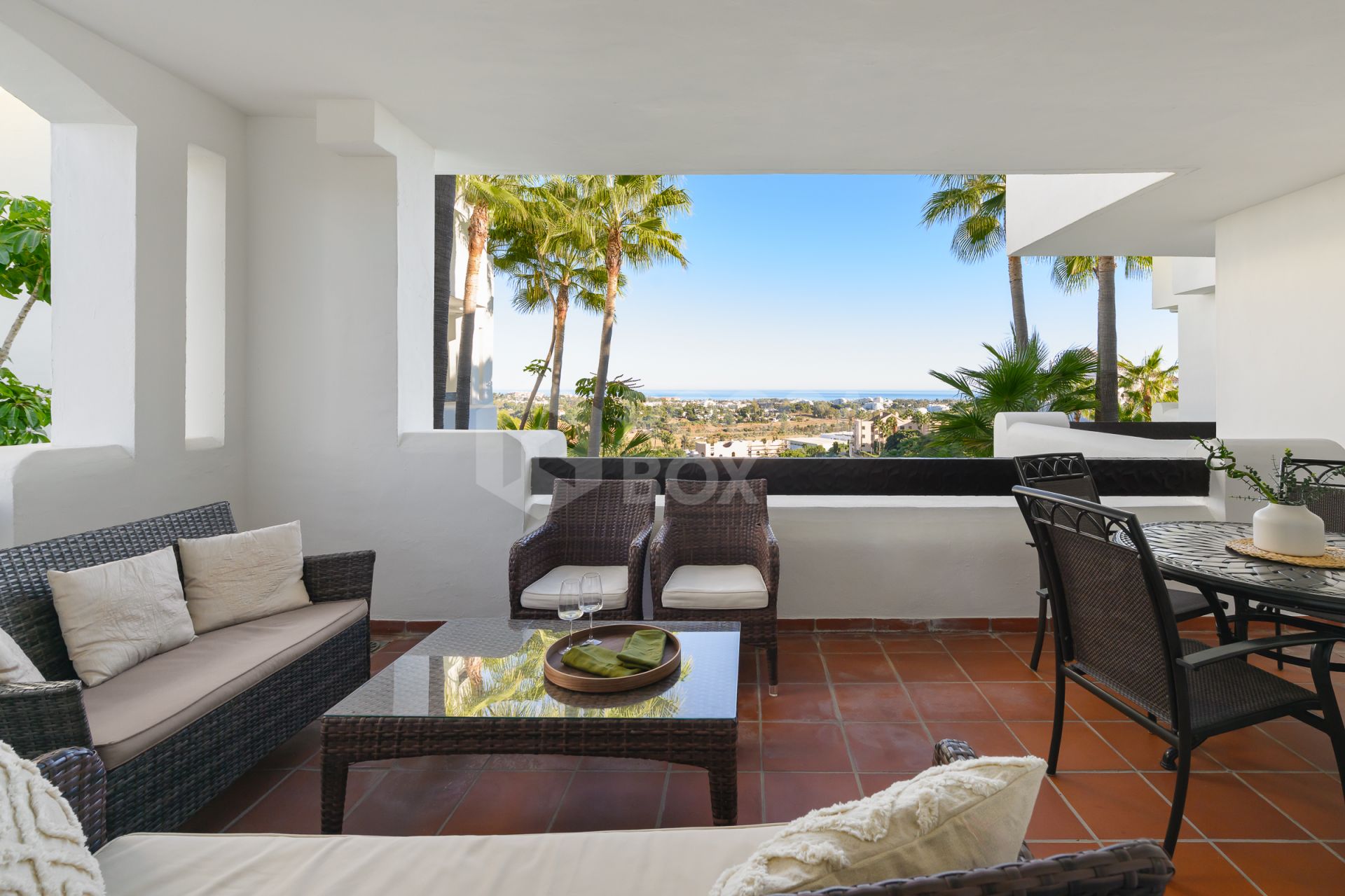 Elegant 2-Bedroom Apartment with Panoramic Views and Amenities